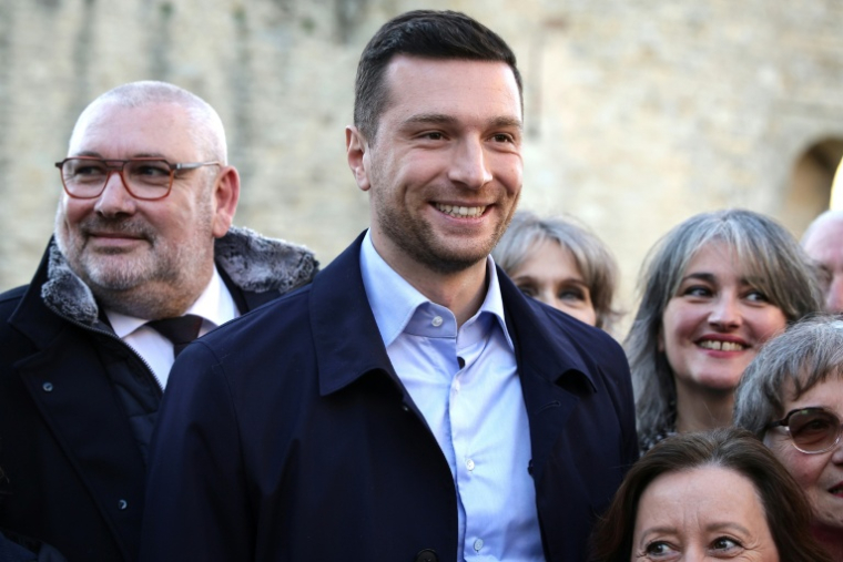 Le président du rassemblement national (RN) Jordan Bardella (C) et Christophe Barthès (G), le candidat RN à la mairie de Carcassonne, le 7 février 2026 à Carcassonne ( AFP / Valentine CHAPUIS )