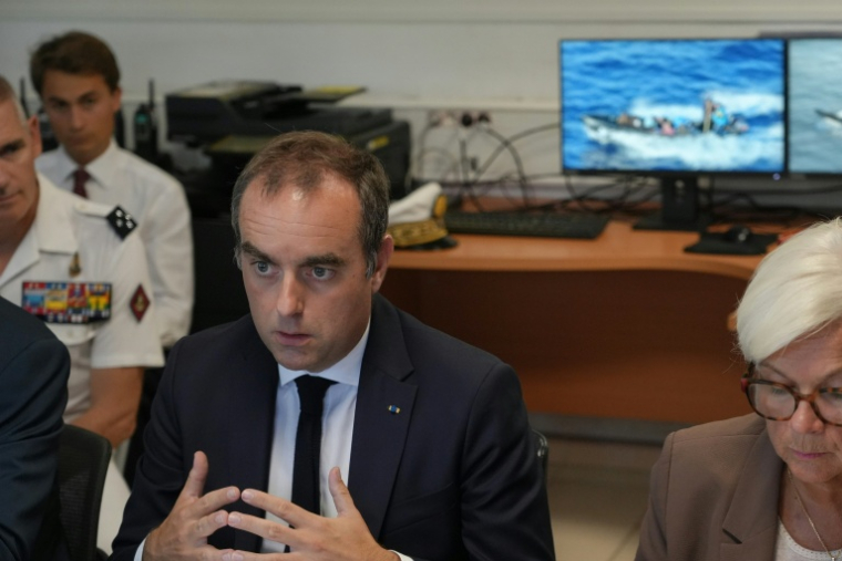 Le Premier ministre Sébastien Lecornu (c), à Dzaoudzi, sur l'île de Mayotte, le 26 août 2026 ( AFP / Marine Gachet )