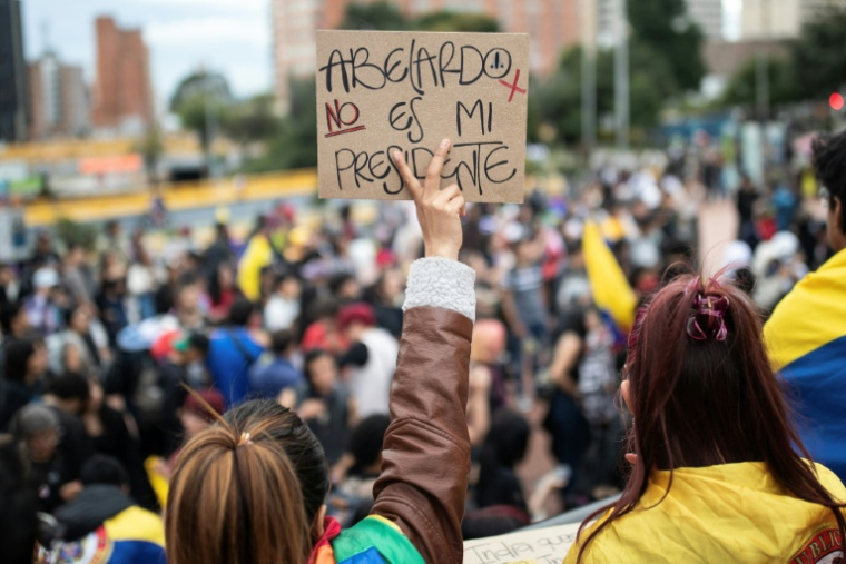 Une pancarte "Aberlado n'est pas mon président" est brandie lors d'une manifestation contre le résultat de l'élection présidentielle en Colombie à Bogota, le 22 juin 2026 ( AFP / ESTEBAN VEGA LA-ROTTA )