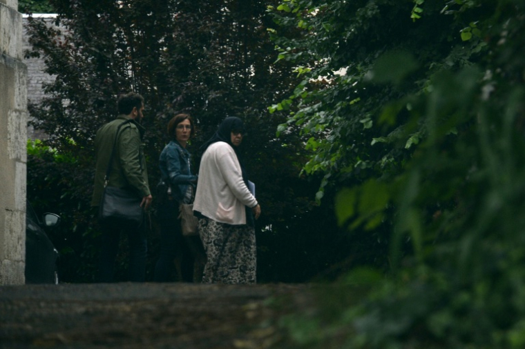 Halima El Bakhti-Touloub (d) quitte le tribunal de Blois, le 14 juin 2018 ( AFP / GUILLAUME SOUVANT )
