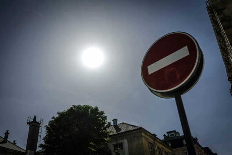 Une rue de Paris durant la vague de chaleur, le 25 mai 2026 ( AFP / STEPHANE DE SAKUTIN )