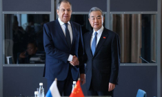 Le ministre russe des Affaires étrangères Sergueï Lavrov serre la main du ministre chinois des Affaires étrangères Wang Yi lors d'une réunion en marge d'un sommet du Groupe des 20 (G20) à Johannesburg, en Afrique du Sud