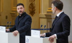 Le président ukrainien Volodymyr Zelensky (g)  et son homologue français Emmanuel Macron, lors d'une conférence de presse à Paris, le 13 mars 2026 ( POOL / Ludovic MARIN )
