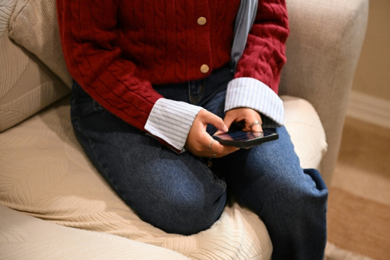 L'Afghane Maryam (prénom d'emprunt) chez elle à Irvine, en Californie, le 8 décembre 2025 ( AFP / Robyn Beck )