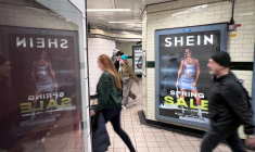 Des personnes passent devant une publicité pour Shein à Londres