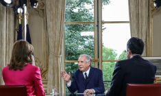 Le Premier ministre François Bayrou lors d'une interview télévisée en direct diffusée sur les chaînes d'information LCI, CNews, BFMTV et FranceInfo TV, à l'Hôtel de Matignon à Paris, le 31 août 2025 ( AFP / ALAIN JOCARD )