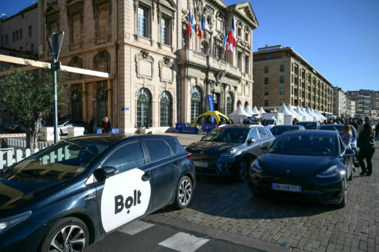 Rassemblement de chauffeurs de VTC à Marseille pour rendre hommage à l'un d'eux tué par un adolescent sur fond de marcotrafic, le 11 octobre 2024 ( AFP / Christophe SIMON )