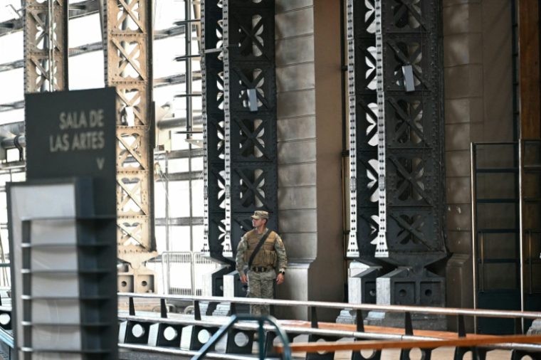 Un soldat marche dans le centre de vote du Centro Cultural Estación Mapocho à Santiago, le 14 novembre 2025. ( AFP / Marvin RECINOS )