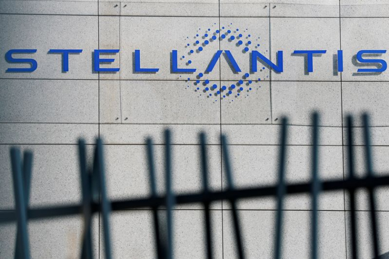 Le logo de Stellantis sur le bâtiment de l'entreprise à Poissy