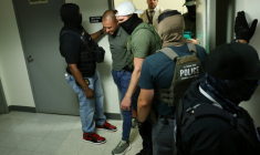 Un homme détenu par des agents fédéraux après une audience dans un tribunal d'immigration situé dans l'immeuble fédéral Jacob K. Javitz de New York, le 17 juillet 2025.  ( AFP / CHARLY TRIBALLEAU )