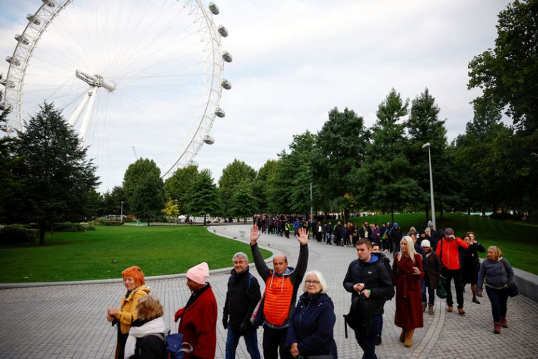 Les gens font la queue pour rendre hommage à la Reine Elizabeth, à Londres
