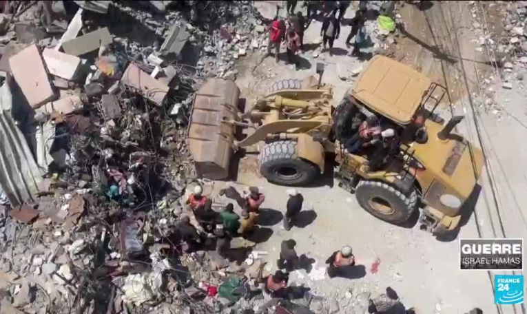 Gaza : alors que les frappes se poursuivent, le déploiement des secouristes palestiniens est périlleux