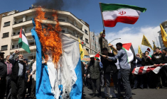 Des Iraniens brûlent un drapeau israélien lors d'une manifestation à Téhéran