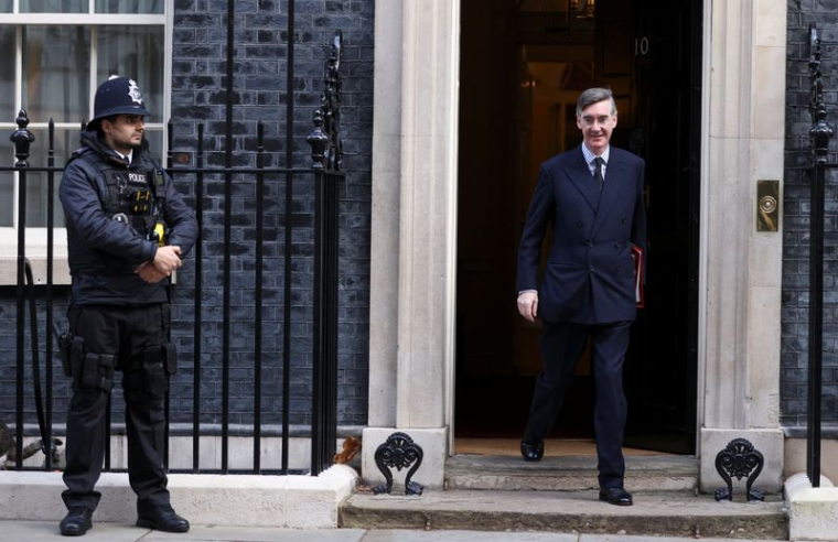 GRANDE-BRETAGNE: BORIS JOHNSON TENTE D'APAISER LES CRITIQUES EN RÉORGANISANT SES ÉQUIPES