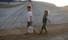 Nizar et sa soeur Hala, âgés respectivement de 14 et 11 ans, de retour d'un point de distribution d'eau à Al-Zawayda, dans le centre de la bande de Gaza, le 9 Octobre 2025.  ( AFP / BASHAR TALEB )