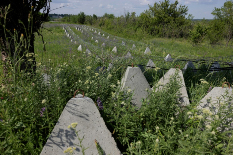 Des obstacles anti-char, dans la région de Dnipropetrovsk , en Ukraine, le 17 juin 2025 ( AFP / Tetiana DZHAFAROVA )