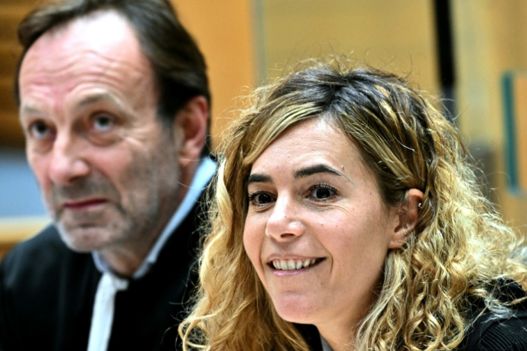 Les avocats de Cédric Jubillar, Alexandre Martin, à gauche, et Emmanuelle Franck, à droite, à la cour d'assises du Tarn, à Albi, le 6 octobre 2025 ( AFP / Lionel BONAVENTURE )