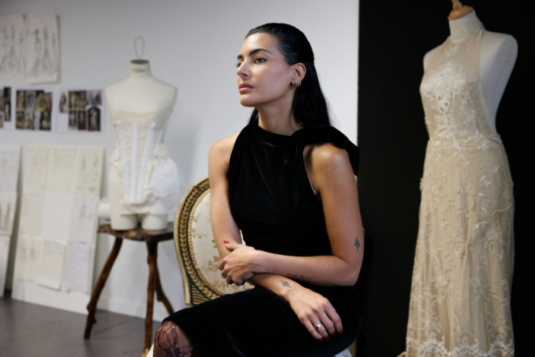 La créatrice, directrice artistique et la styliste espagnole Maria Bernad, dans son atelier Les Fleurs Studio, le 5 mai 2026 à Paris ( AFP / SIMON WOHLFAHRT )