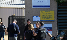 Des policiers devant le collège Joseph-Lakanal à Aubagne le 12 octobre 2026 ( AFP / Miguel MEDINA )