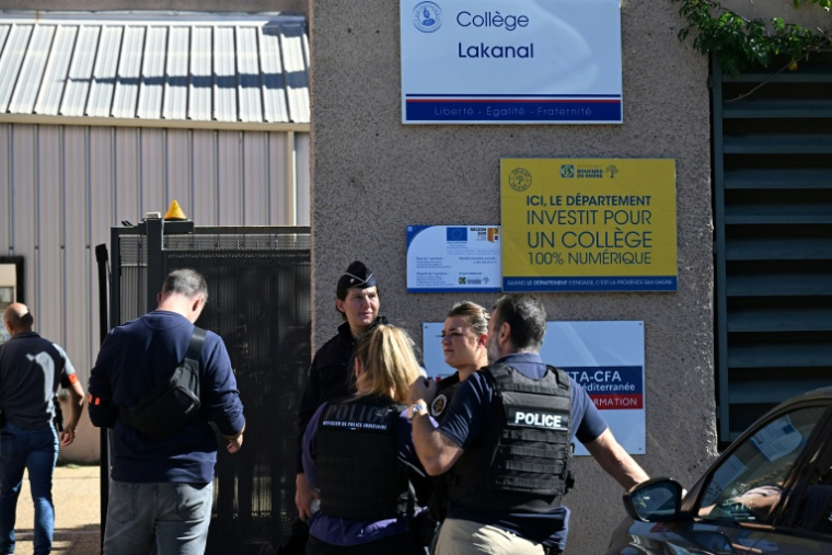 Des policiers devant le collège Joseph-Lakanal à Aubagne le 12 octobre 2026 ( AFP / Miguel MEDINA )