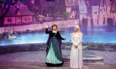 Des actrices interprètent les personnages de "La Reine des neiges", Anna (G) et Elsa, le 24 novembre 2025 à Marne-la-Vallée ( AFP / GEOFFROY VAN DER HASSELT )