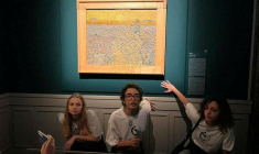 Des militants de "Ultima Generazione (Last Generation)" collent leurs mains au mur après avoir jeté de la soupe sur un tableau de van Gogh "Le Semeur" au Palazzo Bonaparte à Rome