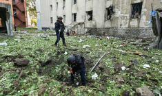 Des policiers dégagent les débris causés par une frappe de drone russe près d’un immeuble résidentiel endommagé à Kharkiv en Ukraine, le 7 juillet 2025 ( AFP / SERGEY BOBOK )