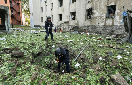 Des policiers dégagent les débris causés par une frappe de drone russe près d’un immeuble résidentiel endommagé à Kharkiv en Ukraine, le 7 juillet 2025 ( AFP / SERGEY BOBOK )