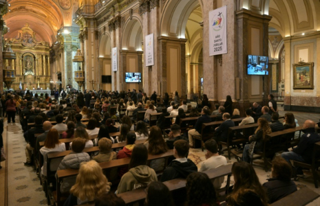 Des fidèles suivent une messe à la cathédrale de Buenos Aires, le 21 avril 2025 ( AFP / JUAN MABROMATA )