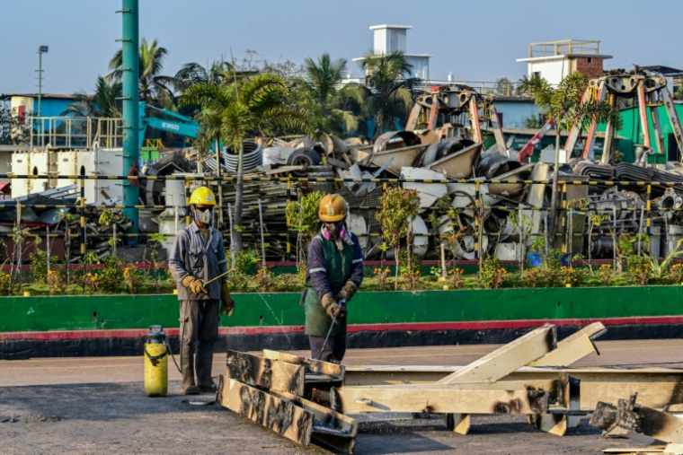 Des employés sur le chantier PHP de démantèlement de bateaux, dans la ville portuaire de Chittagong, le 18 février 2025 dans le sud du Bangladesh ( AFP / Munir UZ ZAMAN )