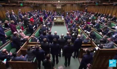 Partygate : verre à la main, bouteilles d'alcool... des photos relancent les accusations contre Boris Johnson