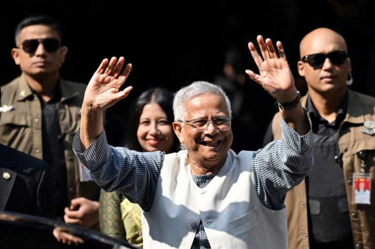 Le prix Nobel de la paix Muhammad Yunus (c), à la tête du gouvernement provisoire, arrive pour voter aux législatives, le 12 février 2026 à Dacca, au Bangladesh ( AFP / Munir UZ ZAMAN )