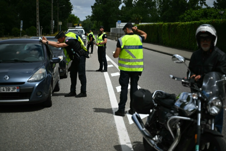 Opération de gendarmerie auprès des automobilistes à Fleurance pour recueillir des renseignements sur le parcours de Jérôme B., mis en examen et écroué pour l'enlèvement de Lyhanna, 11 ans, dont le corps a été retrouvé dans le Gers, le 5 juin 2026  ( AFP / Lionel BONAVENTURE )