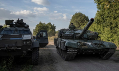 Des militaires ukrainiens montent sur un char près de la frontière russe dans la région de Soumy