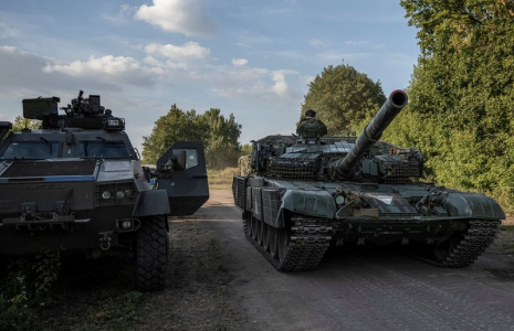 Des militaires ukrainiens montent sur un char près de la frontière russe dans la région de Soumy
