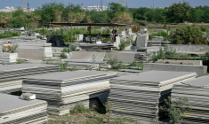 Des carreaux de céramique empilés dans un champ à Morbi, le 26 mars 2026 en Inde, dans un contexte de pénurie de gaz propane et de crise énergétique mondiale due à la guerre au Moyen-Orient ( AFP / Indranil MUKHERJEE )