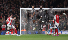 Les gardiens doivent-ils en finir avec les murs sur coup franc ?