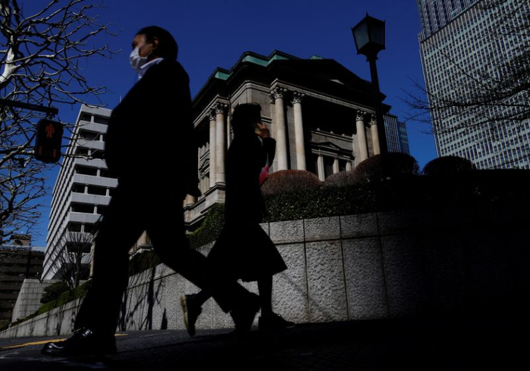 Des piétons passent devant le bâtiment de la Banque du Japon à Tokyo