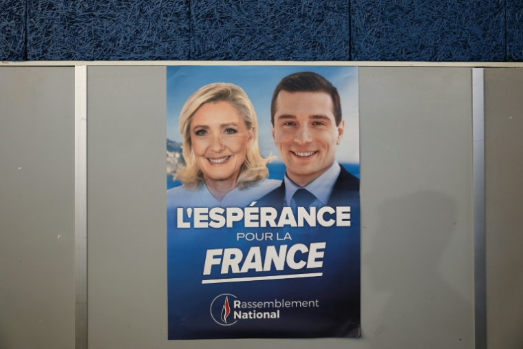 Affiche de campagne du Rassemblement national à Breteuil, dans l'Oise, le 19 septembre 2026 ( AFP / Sameer AL-DOUMY )