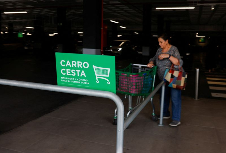 Une cliente dans un supermarché Mercadona à Ronda