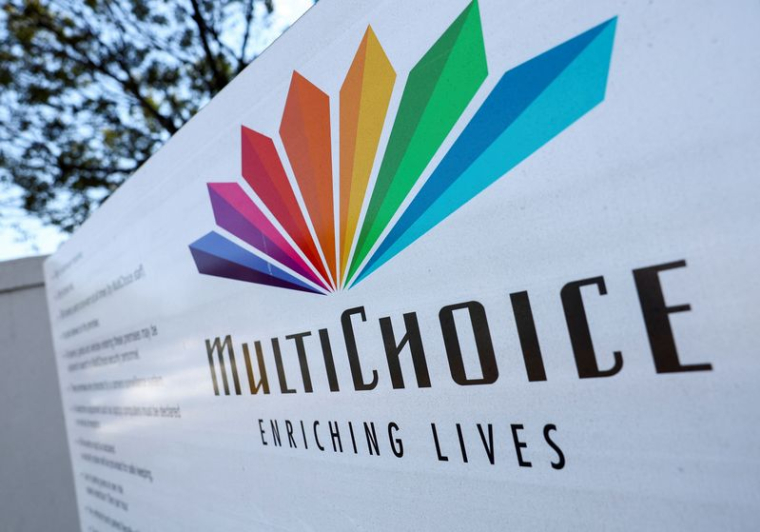 Un logo MultiChoice est affiché à l'extérieur du bâtiment de l'entreprise au Cap