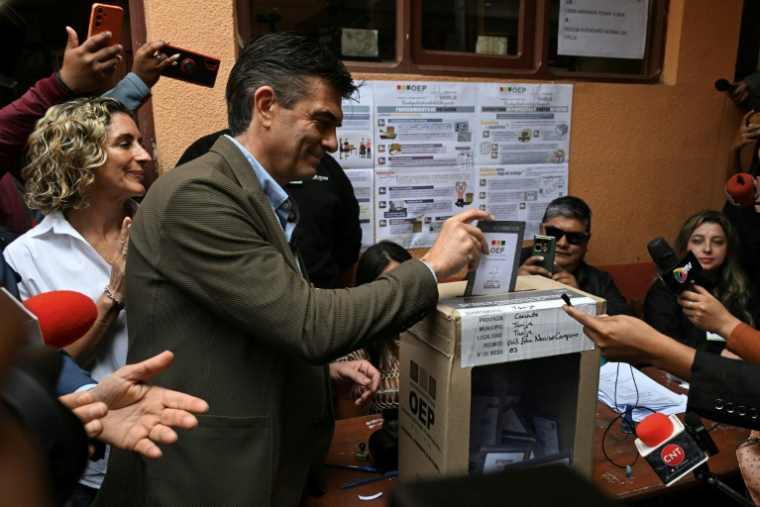 Le candidat à la présidence de la Bolivie, Rodrigo Paz, vote aux côtés de son épouse, Maria Elena Urquidi (G), lors du second tour de l'élection présidentielle, à Tarija, en Bolivie, le 19 octobre 2025. ( AFP / AIZAR RALDES )