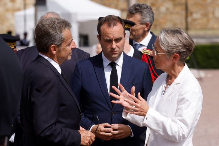 Sébastien Lecornu, Élisabeth Borne et Nicolas Sarkozy lors d'une cérémonie à Suresnes, France