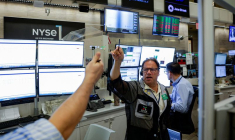 Des traders spécialisés dans les contrats à terme et les options travaillent dans la salle des marchés de la NYSE American (AMEX), qui fait partie de la Bourse de New York, à New York