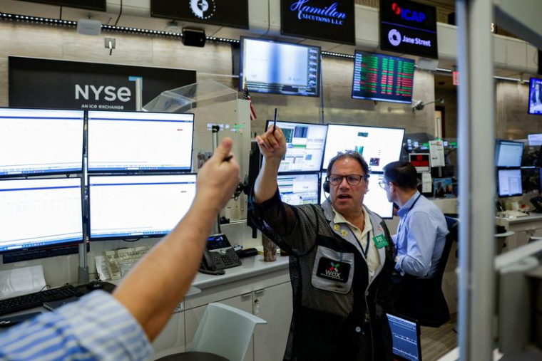 Des traders spécialisés dans les contrats à terme et les options travaillent dans la salle des marchés de la NYSE American (AMEX), qui fait partie de la Bourse de New York, à New York