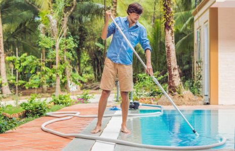 Il est important de prendre soin de sa piscine ou de trouver des stratégies pour réduire le coût d’entretien. ( crédit photo : Shutterstock )