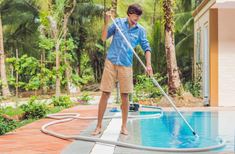 Il est important de prendre soin de sa piscine ou de trouver des stratégies pour réduire le coût d’entretien. ( crédit photo : Shutterstock )