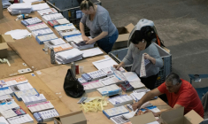 Mise sous plis des professions de foi des candidats aux élections municipales à Marseille, le 7 mars 2026 ( AFP / MIGUEL MEDINA )