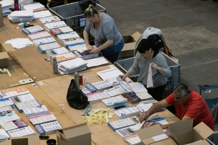Mise sous plis des professions de foi des candidats aux élections municipales à Marseille, le 7 mars 2026 ( AFP / MIGUEL MEDINA )