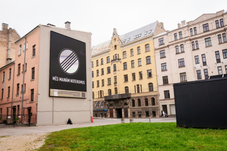 Un panneau électoral du parti politique de droite "Nous changeons les règles", le 30 septembre 2026 à Riga, en Lettonie  ( AFP / Gints Ivuskans )